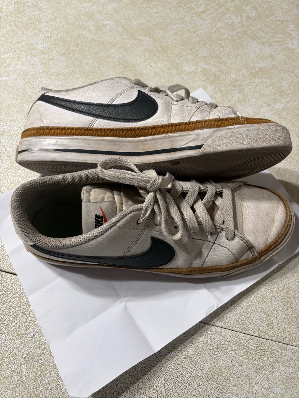 Nike Men’s Low-Top Sneakers in Off-White with Black Swoosh and Brown Trim